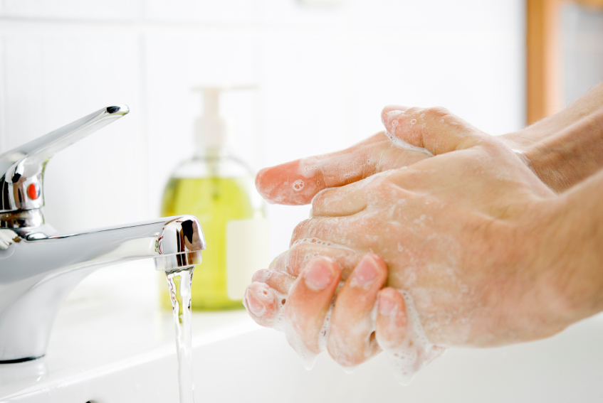 Rửa tay thường xuyên để ngăn mụn do vi khuẩn từ tay